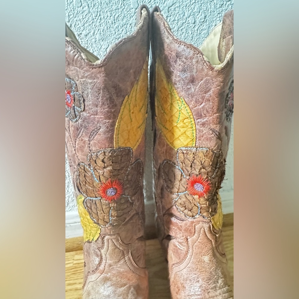 Corral Vintage Distressed Women's Daisy Overlay Cowgirl Boot Snip Toe Size 6 1/2 - Picture 3 of 16